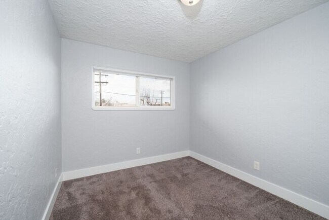 Building Photo - MOVE IN SPECIAL 1ST MONTH RENT FREE!! 2 bedroom unit!!