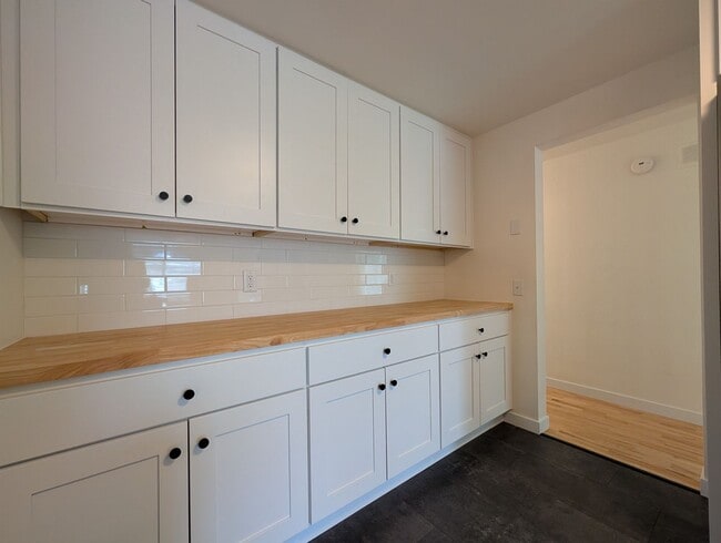 Building Photo - updated 4bed/2bath duplex near Oakway Rd