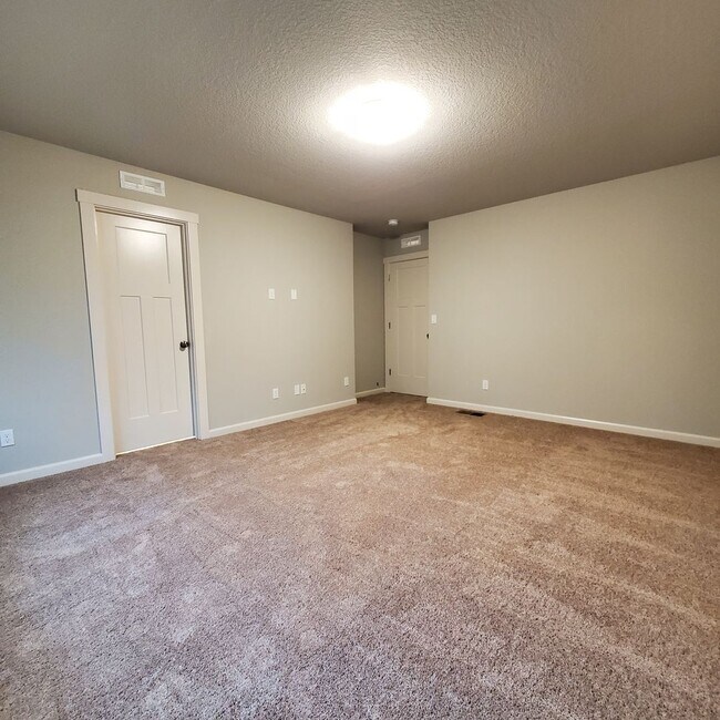 Building Photo - Newer 3 bedroom 2 bath home in SE Albany, close to LBCC, Easy drive to Corvallis, Lebanon or I-5