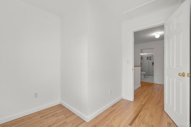 Building Photo - 322 Greenfield St
