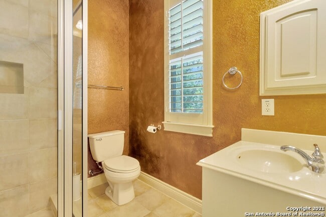 Building Photo - 4 Bedroom/4 Bath Champion Ridge Subdivision