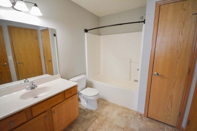 Building Photo - Move-In Ready4 BR with Large Yard!
