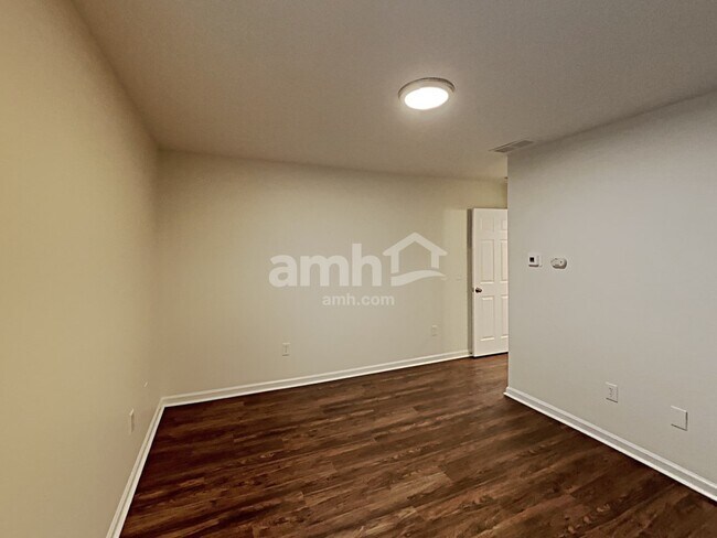 Building Photo - 433 Long Branch Way