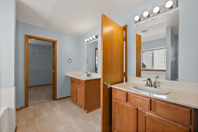 Building Photo - Spacious 4-Bed Home in DuPont | Huge Loft & 5 Mins to JBLM!