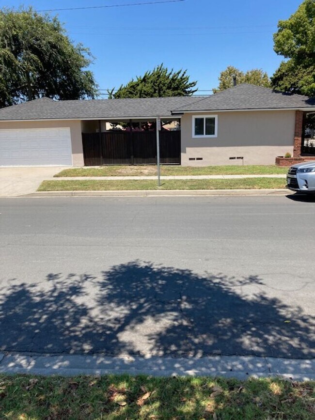 Building Photo - JUST REMODELED - 3 BEDROOM 1 BATH HOME IN ...