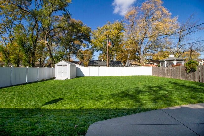 Building Photo - 10240 Hawthorne Dr