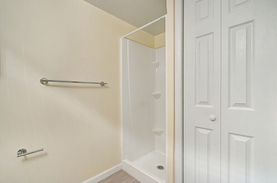 Building Photo - 5013 Quebec St