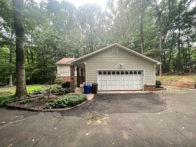 Building Photo - Remarkable Home With Spacious Deck And Det...