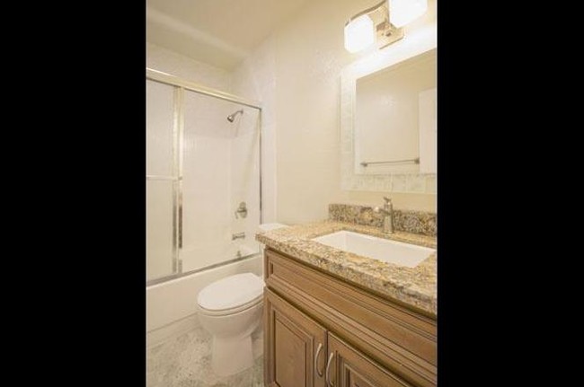 Private bathroom - 135 Flournoy St