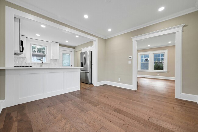 Building Photo - 25 Marinus St