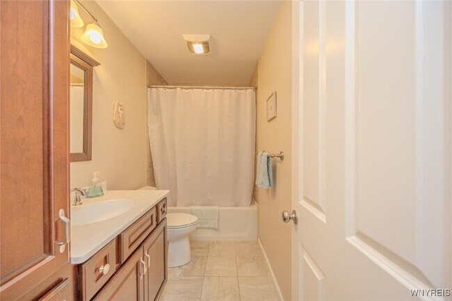 Building Photo - 105 Pine St