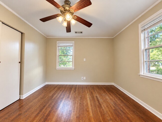 Building Photo - 4229 Hickory Dr