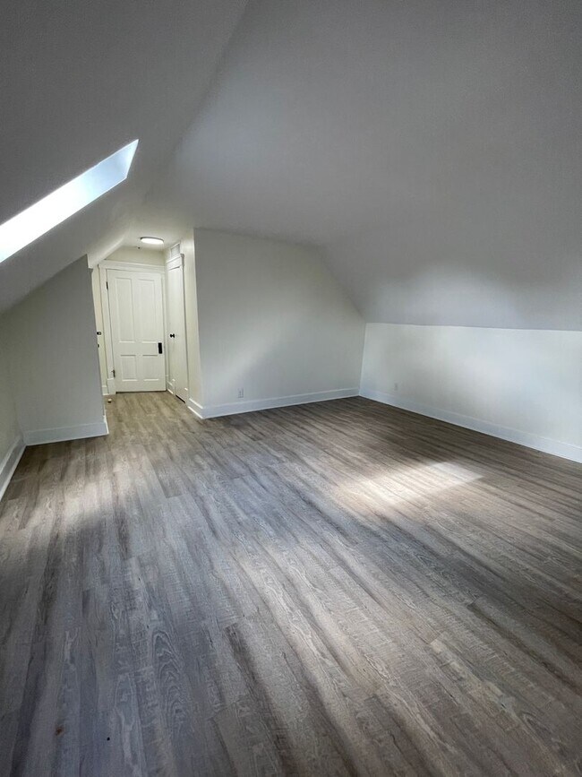 Building Photo - 299 Reinhard Ave