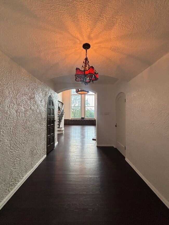 Building Photo - 5555 S Everett Ave