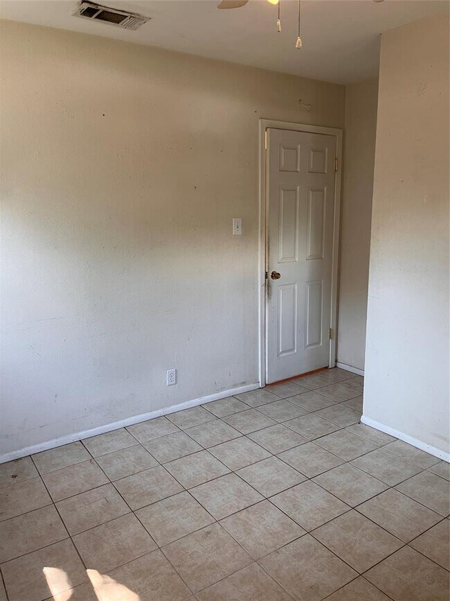 Building Photo - 5204 Village Trail