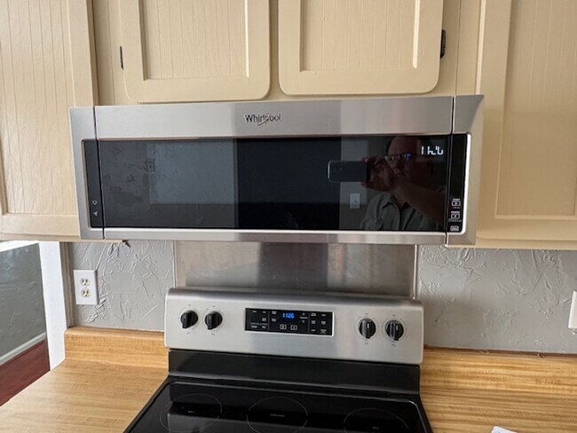 Building Photo - Start your Next Chapter!!! 2nd Floor Condo, Close to Shopping and Dining!!!