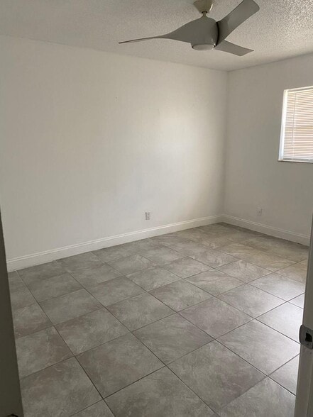 Building Photo - 853 SW 9th Ct