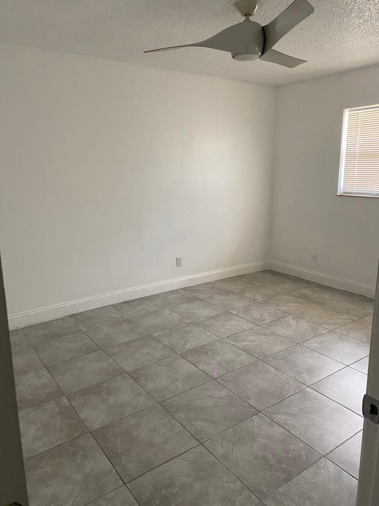 Building Photo - 853 SW 9th Ct