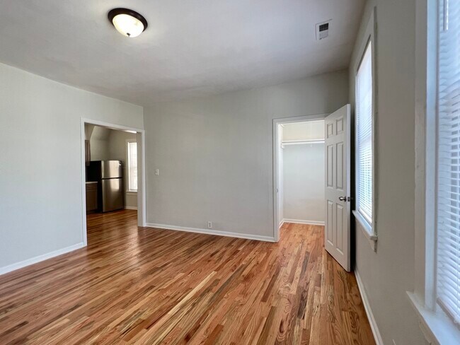 Building Photo - 1151 W 19th St