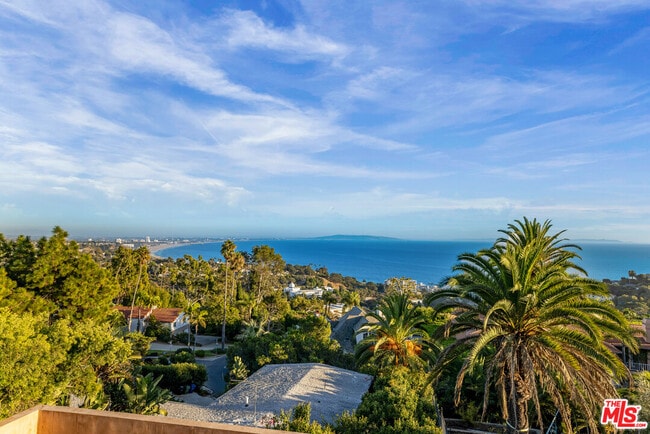 Building Photo - 620 Resolano Dr