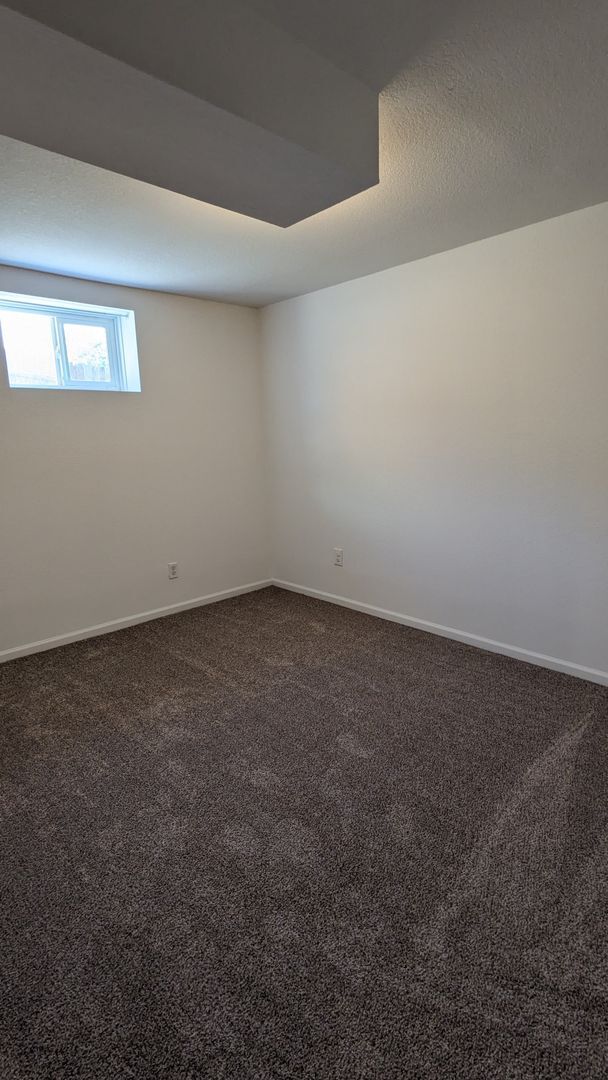 Building Photo - 5 BED/2 BATH RANCH HOME W/FINISHED BASEMEN...