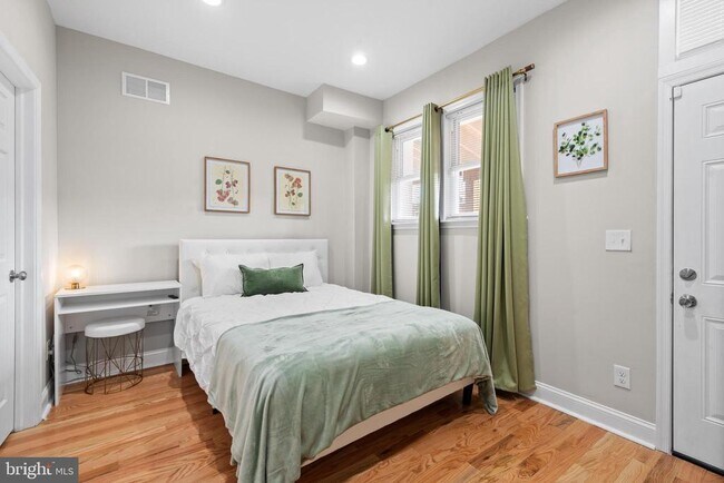 Building Photo - 2219 E Chase St