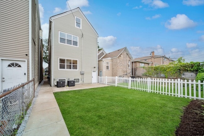 Building Photo - 1906 W 34th Pl