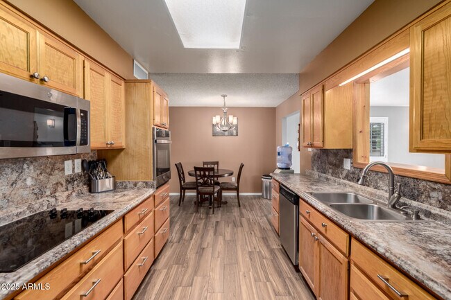 Building Photo - 9430 W Arrowhead Dr