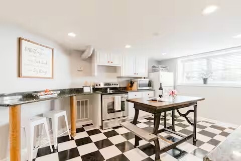 Building Photo - 15 Whitsett St