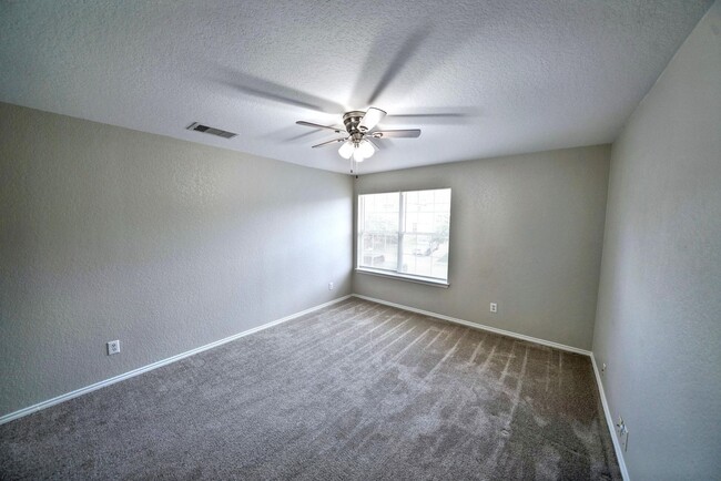 Building Photo - Stunning 4-Bedroom, 2.5-Bathroom Home in L...