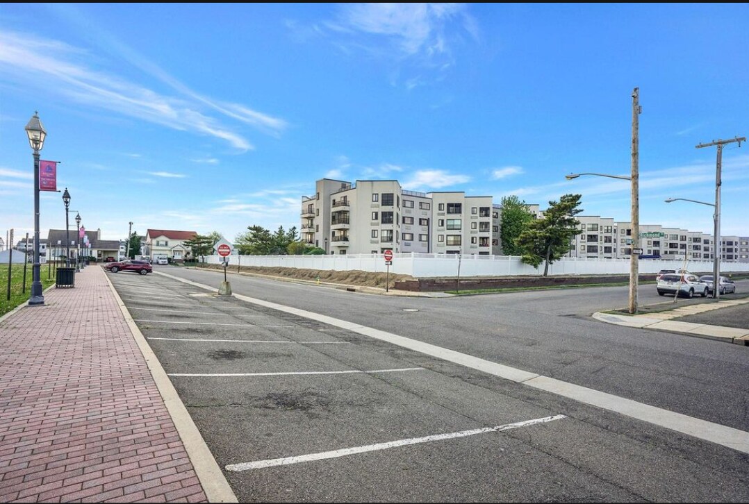 Building Photo - 725 Miller Ave
