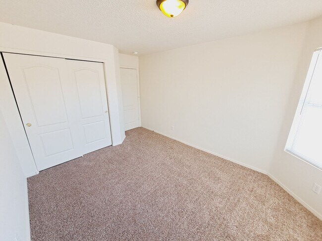 Building Photo - 3 bed 2 bath home in Huning Ranch