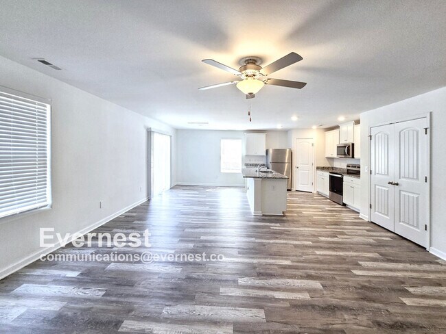 Building Photo - Spacious 3 Bed, 2.5 Bath Home with Attached Garage / Pet-Friendly / Vouchers Accepted / Available...