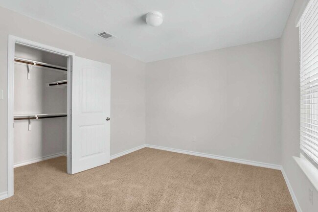 Building Photo - "Spacious 5-Bedroom Sanctuary with 2.5 Bat...