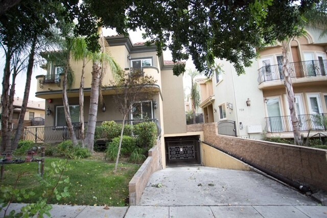 Building Photo - 732 E Palm Ave