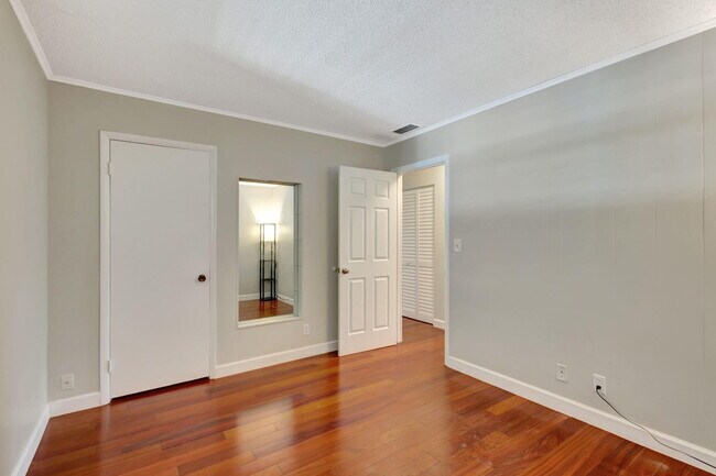 Building Photo - 10789 N Military Trl