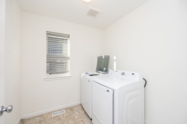 Building Photo - 3 Bedroom home in Yelm with Garage