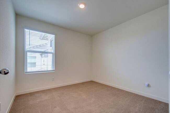 Building Photo - Terrific 4 bedroom available for rent - Al...