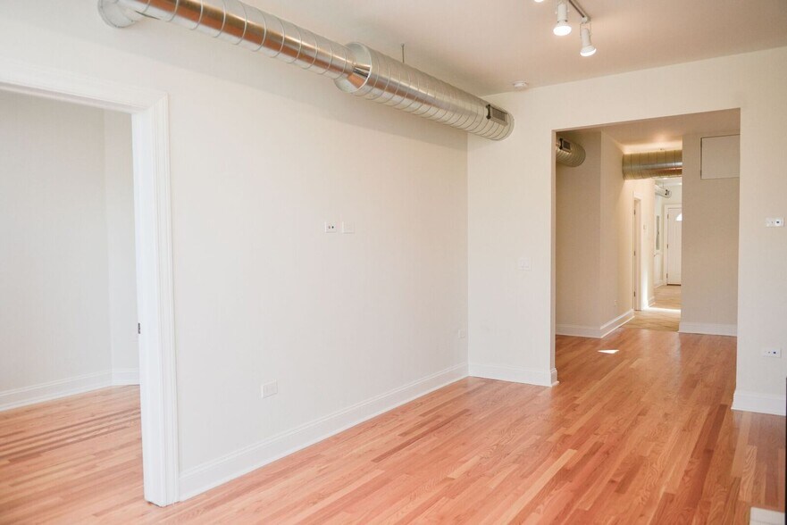 Building Photo - 1343 N Wells St