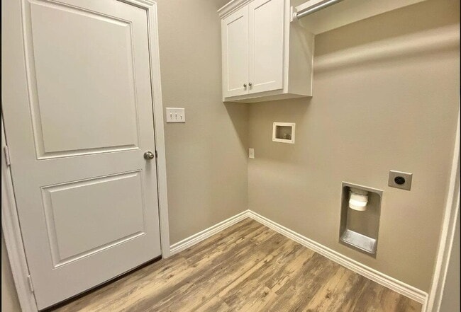 Building Photo - Upscale Flair Located in Burgamy Park!