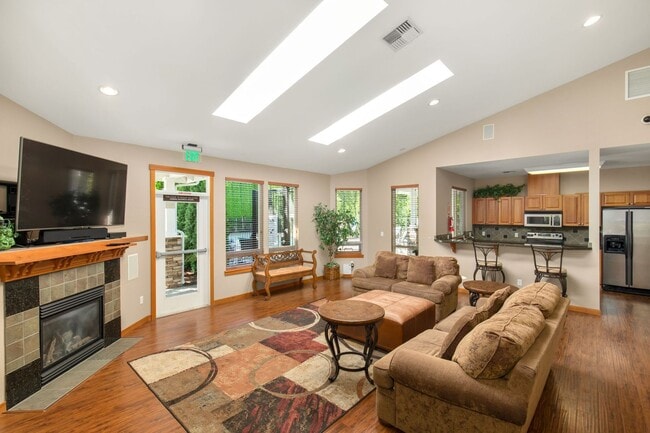 Building Photo - Ground Level Upgraded 2 Bedroom in Sterling Square!