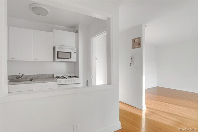 Building Photo - 411 Bronx River Rd