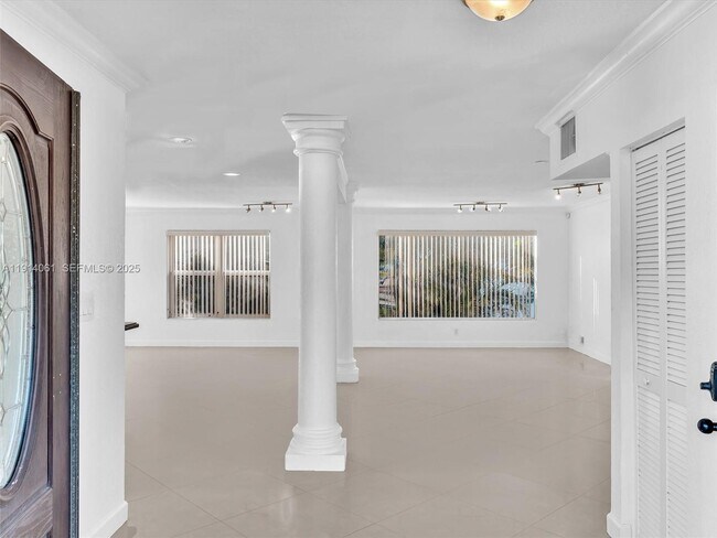 Building Photo - 4416 SW 35th Ave