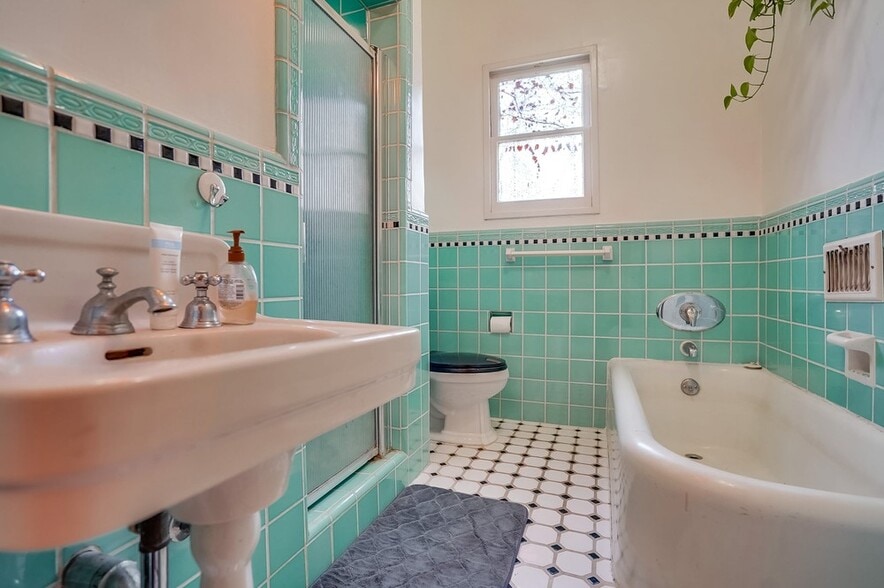 Bathroom 2 - 450 N Sycamore Ave