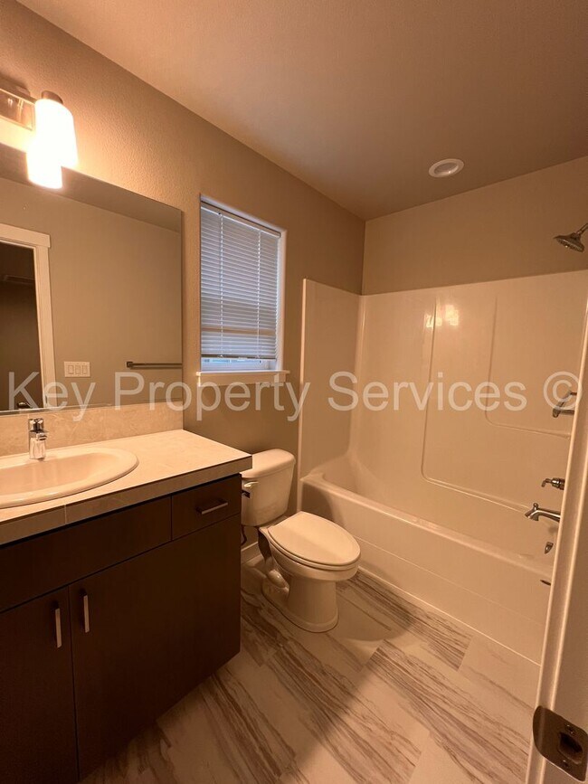 Building Photo - Spacious Townhome in Central Vancouver Location!