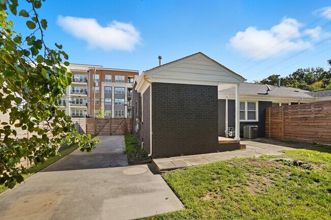 Building Photo - Beautifully Renovated 3-Bedroom with Fence...