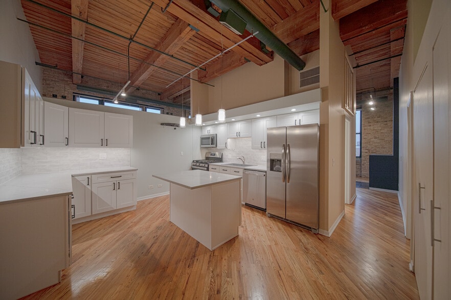 Building Photo - 2222 W Diversey Ave