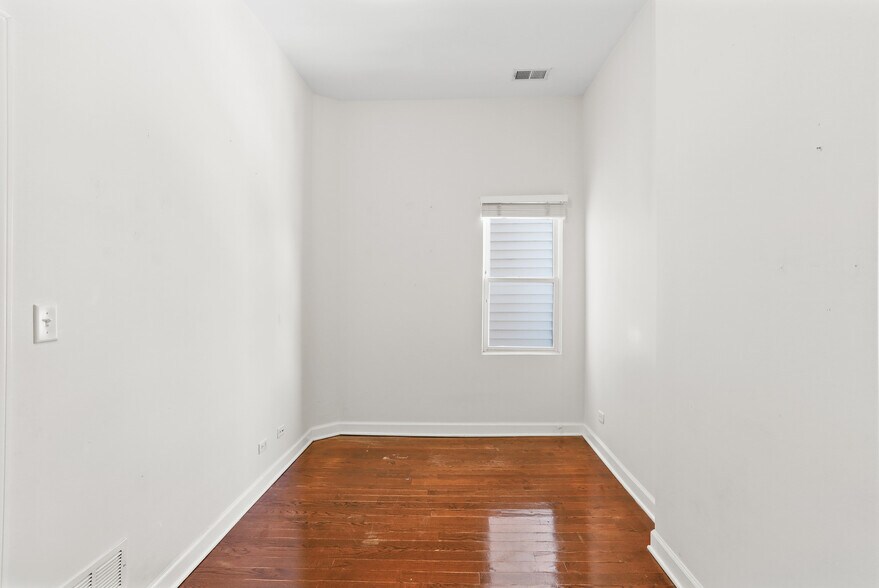 Building Photo - 2672 N Halsted St