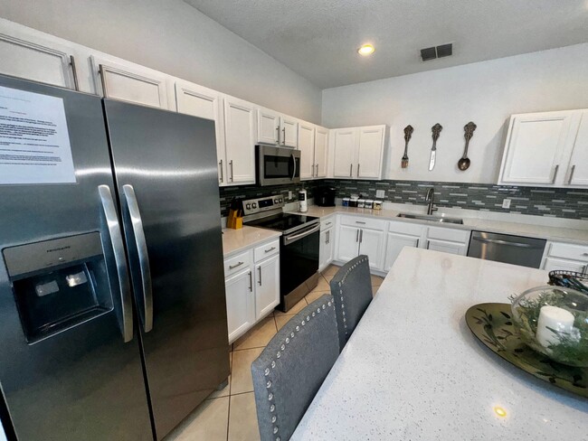 Building Photo - STUNNING Emerald Island Resort 5 bedroom 4...