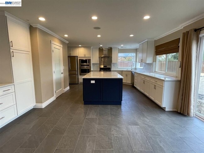 Building Photo - 1393 Arrowhead Ave